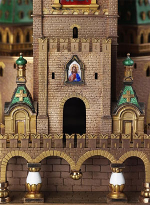 Яйцо «Московский Кремль». Фрагмент стены с иконой «Богоматерь Казанская».