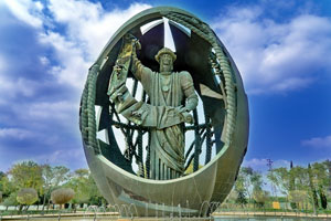 Скульптура Рождение нового человека, в народе известное как Колумбово яйцо. Автор: Зураб Церетели. г. Севилья, Испания.
